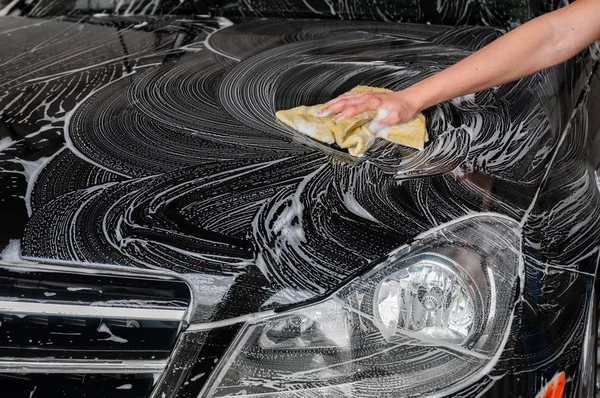 Πλυντήριο Αυτοκινήτων Καθαρισμός Σύγχρονο Αυτοκίνητο Καλύπτονται Από Αφρώδες Υλικό — Φωτογραφία Αρχείου