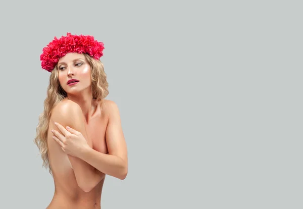 Schöne Romantische Junge Frau Einem Blumenkranz Jungfrau Tierkreiszeichen — Stockfoto