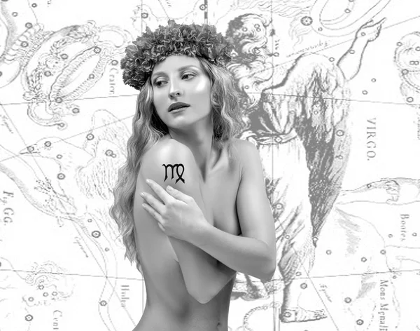 Astrologia Znak Zodiaku Panna Piękna Romantyczna Młoda Kobieta Wieniec Kwiatów — Zdjęcie stockowe