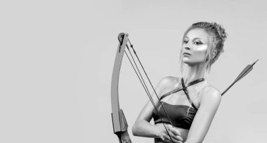 Astroloji. Yay burcu. Güzel amazon kadın ok ve yayla