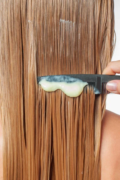 Haarpflege Frau Mit Kamm Trägt Haarspülung Auf Ihr Nasses Blondes — Stockfoto