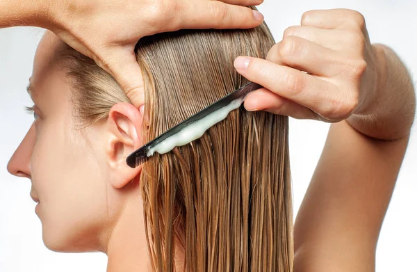 Haarverzorging Vrouw Met Kam Haar Conditioner Toe Passen Haar Natte — Stockfoto