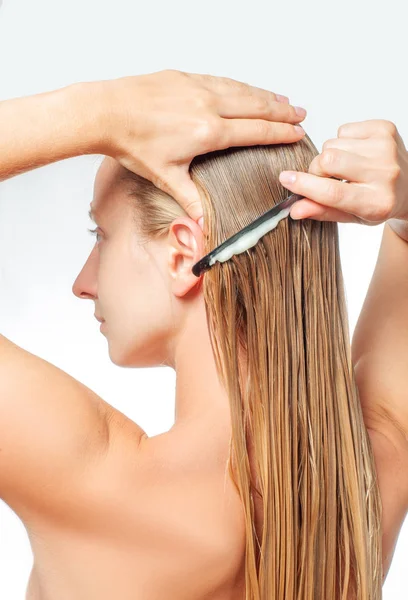 Cuidado Del Cabello Mujer Con Peine Está Aplicando Acondicionador Cabello — Foto de Stock