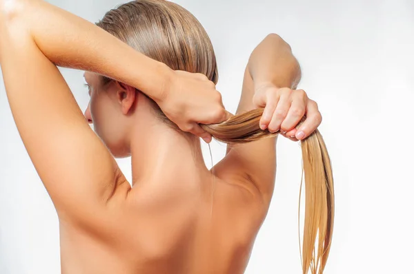 Concetto Cura Dei Capelli Donna Bionda Con Lunghi Capelli Bagnati — Foto Stock