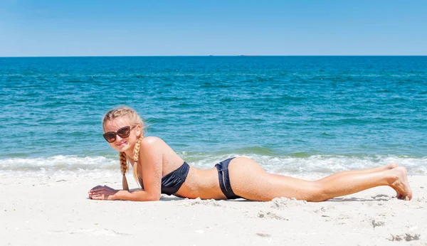 Красива Струнка Жінка Бікіні Лежить Піску Засмагає Пляжі — стокове фото
