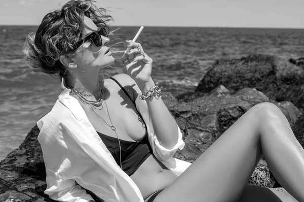 Μόδα Όμορφη Γυναίκα Στο Μπικίνι Είναι Κάπνισμα Στην Παραλία — Φωτογραφία Αρχείου