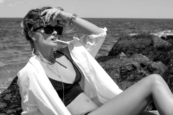 Μόδα Όμορφη Γυναίκα Στο Μπικίνι Είναι Κάπνισμα Στην Παραλία — Φωτογραφία Αρχείου