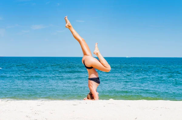 Femeia Practică Echilibrul Asanas Yoga Plajă Frumoasă Fulhadhoo Salamba Sirsasana — Fotografie, imagine de stoc