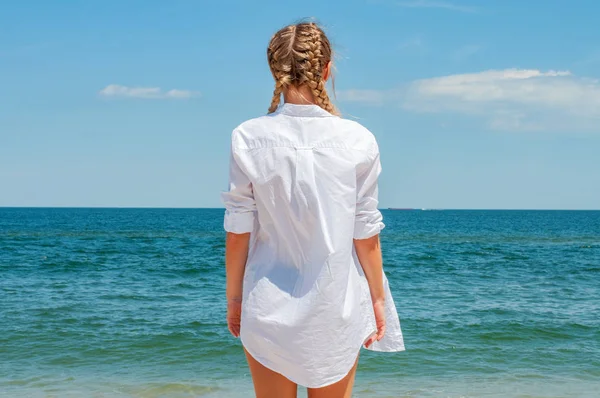 Красивая Загорелая Женщина Белой Рубашке Смотрит Океан Пляж Наслаждаясь Свободой — стоковое фото