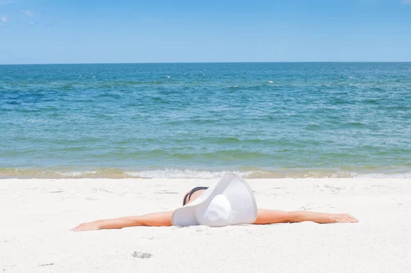 Bronzat Femeie Frumoasă Pălărie Întinsă Nisip Plajă Bucurându Vacanțe Vară — Fotografie, imagine de stoc