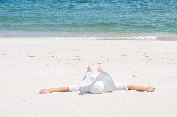 Abbronzata Bella Donna Cappello Sdraiato Sulla Sabbia Spiaggia Godendo Vacanze — Foto Stock