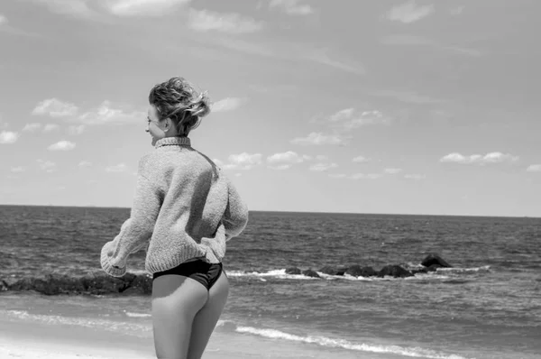 Happy Tanned Woman Bikini Tropical Beach Beautiful Female Buttocks — Stock Photo, Image