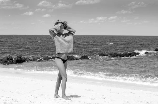 Счастливая Обнаженная Женщина Бикини Наслаждается Прогулкой Моря Пляже Эль Фал — стоковое фото