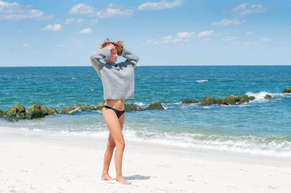 Boldog Cserzett Bikini Egy Kellemes Séta Tenger Tropical Beach — Stock Fotó