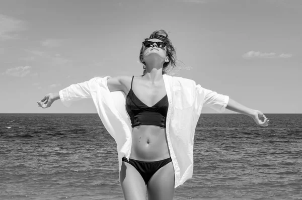 Belle Femme Bronzée Avec Les Mains Levées Bikini Sur Plage — Photo