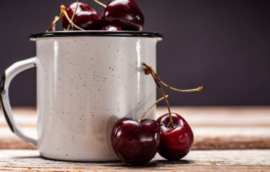 Taze olgun kiraz. Kiraz ahşap masa üzerinde Kupası 