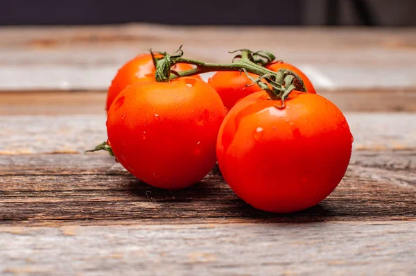 Ramo Tomates Cherry Sobre Tabla Madera — Foto de Stock