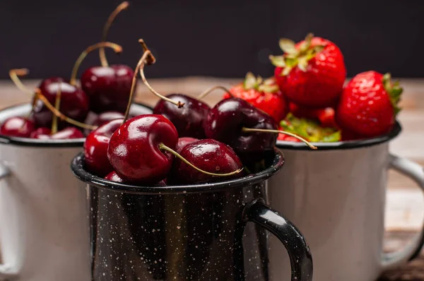 Taze olgunlaşmış meyve. Kiraz ve çilek emaye Kupası Ahşap tablo 