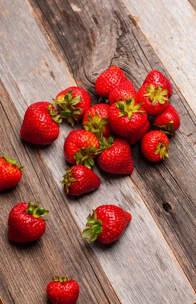 Taze olgunlaşmış meyve. Ahşap masa üzerinde kırmızı çilek. 