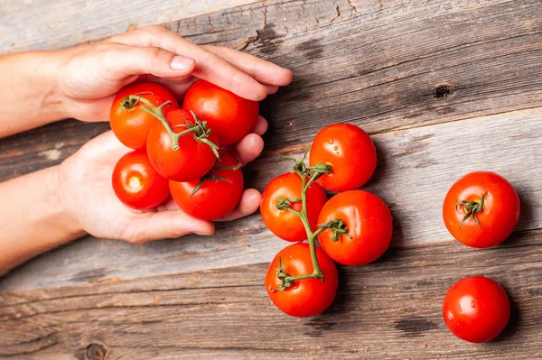 Ramo Tomates Cherry Mano Mujer Sobre Tabla Madera — Foto de Stock