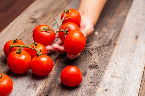 Ramo Tomates Cherry Mano Mujer Sobre Tabla Madera — Foto de Stock