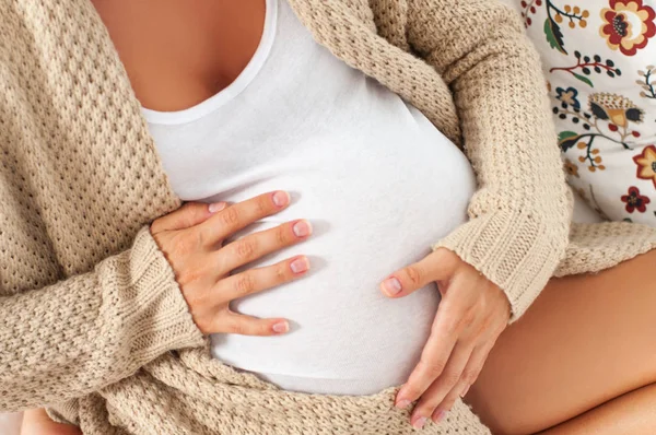 Joven Mujer Embarazada Feliz Tocando Vientre Con Las Manos Está —  Fotos de Stock