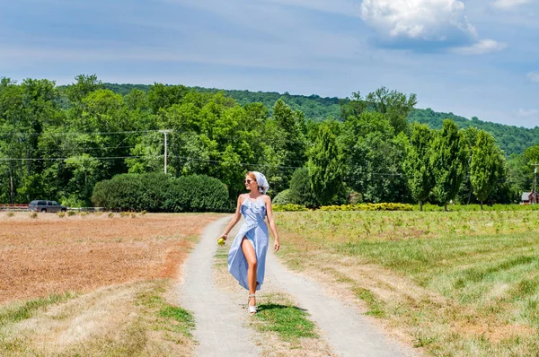 Femeia Frumoasă Rochie Plimbă Drum Câmp Țară — Fotografie, imagine de stoc