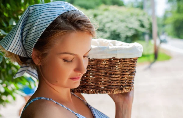 Mulher Feliz Segurar Cesta Vime Campo — Fotografia de Stock