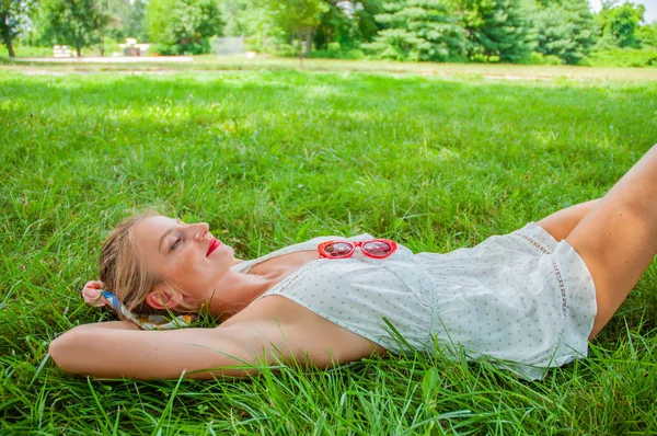 Frumoasă Femeie Fericită Stă Iarbă Fata Zâmbitoare Relaxează Aer Liber — Fotografie, imagine de stoc