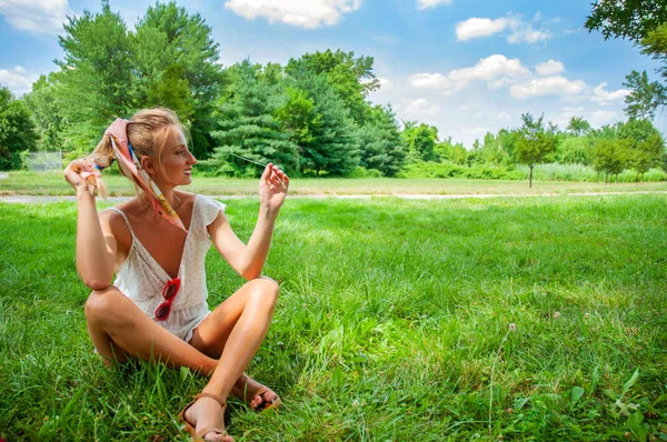 Frumoasă Femeie Fericită Care Stă Iarbă Fata Zâmbitoare Relaxare Aer — Fotografie, imagine de stoc