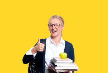 Mutlu genç öğrenci kız kitap, lise ya da yüksekokul graduand renkli arka plan üzerinde tutarak. Okula dönüş