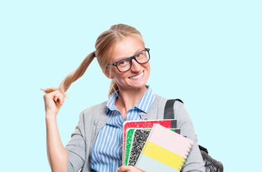 Mutlu genç öğrenci kız kitap, lise ya da üniversite graduand pastel arka plan üzerinde tutarak. Okula dönüş