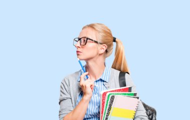 Mutlu genç öğrenci kız kitap mavi arka plan üzerinde tutarak. Okula dönüş