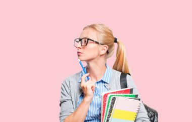 Mutlu genç öğrenci kız kitap pembe bir arka plan üzerinde tutarak. Okula dönüş