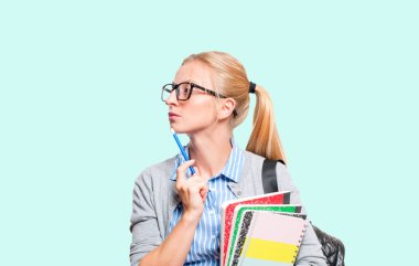 Mutlu genç öğrenci kız kitap yeşil arka plan üzerinde tutarak. Okula dönüş