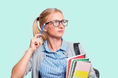 Mutlu genç öğrenci kız kitap yeşil arka plan üzerinde tutarak. Okula dönüş