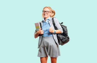 Mutlu genç öğrenci kız kitap yeşil arka plan üzerinde tutarak. Okula dönüş