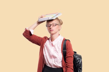 Genç öğrenci kız kitap, lise ya da üniversite graduand pastel arka plan üzerinde tutarak. Okula dönüş