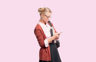 Genç öğrenci kız kitap, lise ya da üniversite graduand pembe arka plan üzerinde tutarak. Okula dönüş