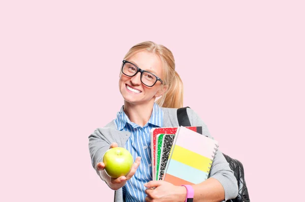 Feliz Joven Estudiante Sosteniendo Libros Escuela Secundaria Graduado Universidad Fondo — Foto de Stock