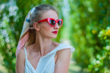 Bir dinlenme parkı yaz aylarında güzel mutlu kadın.