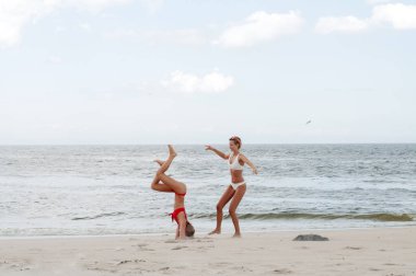 Mutluluk anı. Sahilde bikinili iki çekici kadın. En iyi arkadaşlar eğlenmeye, yaz tatil tatil yaşam tarzı