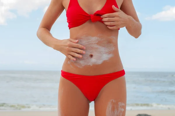 Mulher Bonita Praia Maiô Vermelho Está Aplicando Protetor Solar Creme — Fotografia de Stock