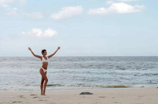 Frumoasă Femeie Bronzată Bikini Bucurându Plimbare Plaja Tropicală — Fotografie, imagine de stoc