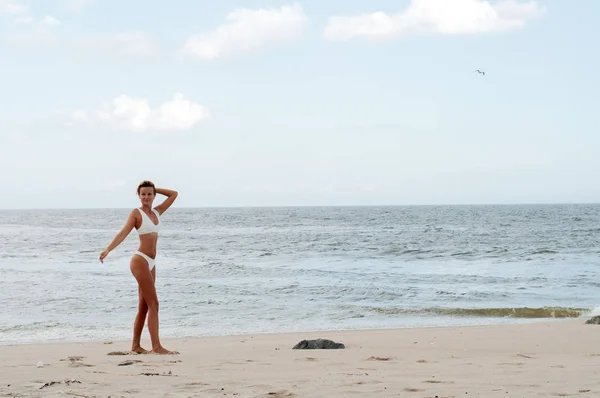 Frumoasă Femeie Bronzată Bikini Bucurându Plimbare Plaja Tropicală — Fotografie, imagine de stoc