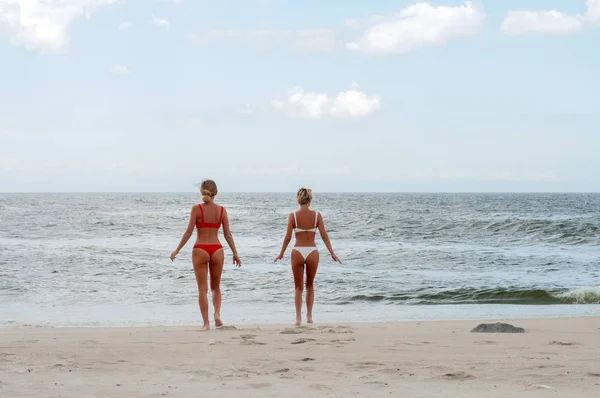 Momento Felicidade Duas Mulheres Atraentes Biquíni Praia Melhores Amigos Divertindo — Fotografia de Stock