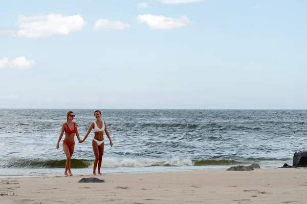 Momentul Fericirii Două Femei Atractive Bikini Plajă Cei Mai Buni — Fotografie, imagine de stoc