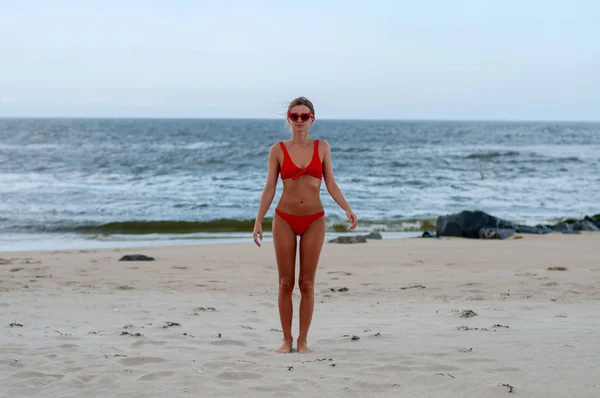 Mooie Gebruinde Vrouw Bikini Genieten Van Een Wandeling Tropisch Strand — Stockfoto