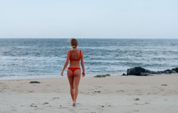 Bella Donna Abbronzata Bikini Godendo Una Passeggiata Sulla Spiaggia Tropicale — Foto Stock