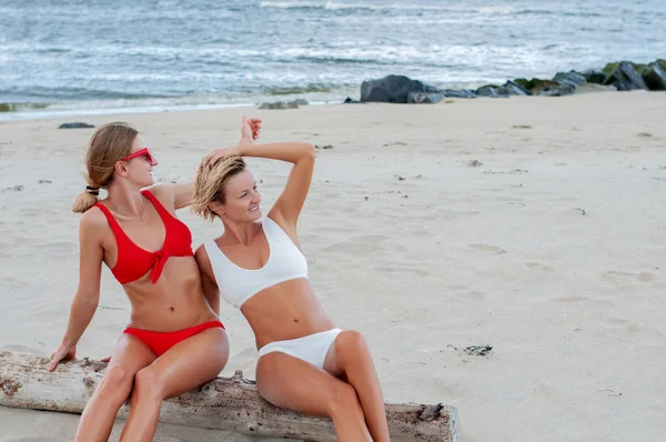 Twee Meisjes Plezier Het Strand Beste Vrienden Zomer Vakantie Vakantie — Stockfoto